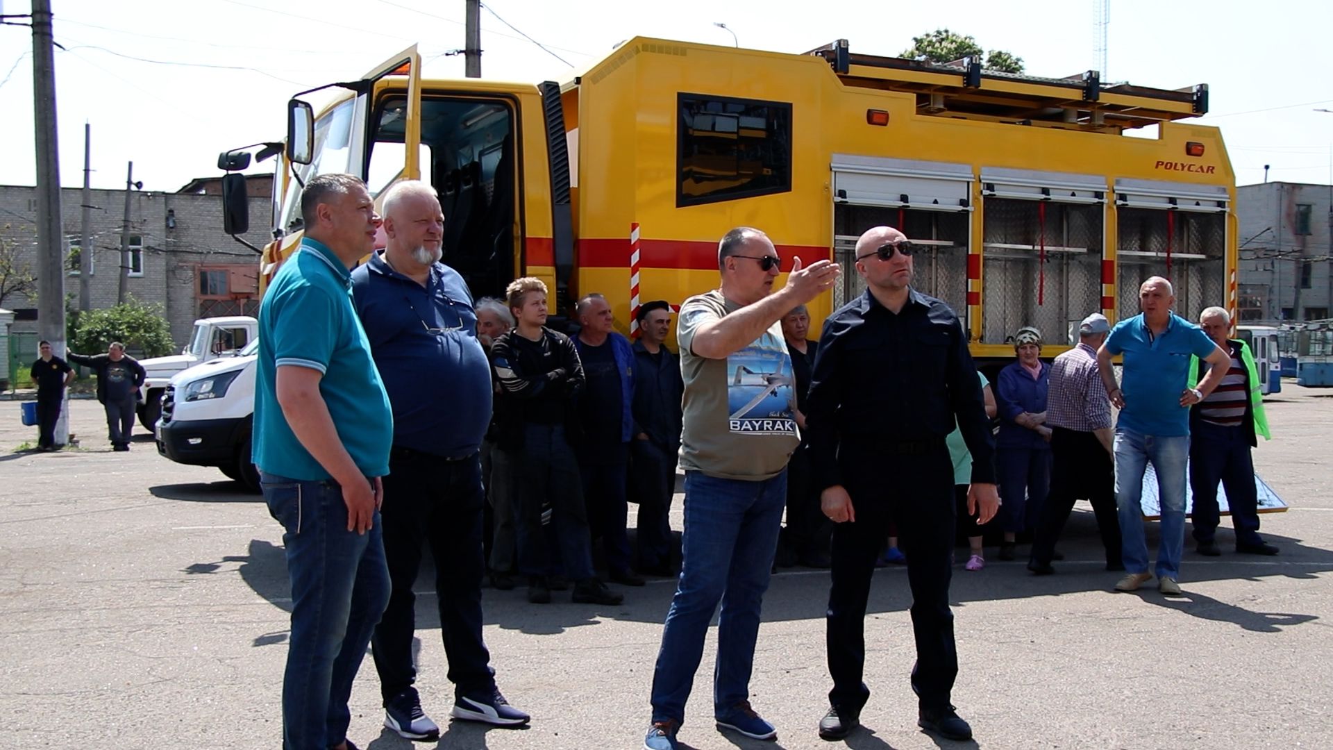 Нову техніку енергетиків оглянув міський голова Черкас Анатолій Бондаренко  і поспілкувався з колективом тролейбусного парку.