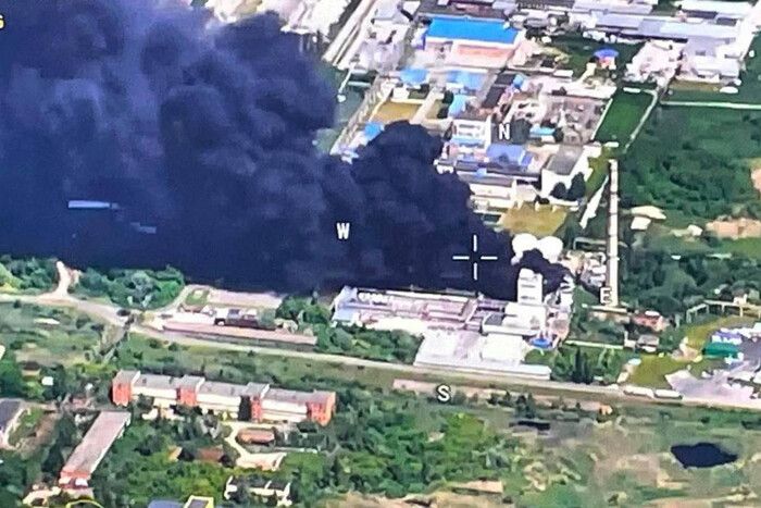 У Шебекіно горить завод на території якого стояли російські армійські паливозаправники.