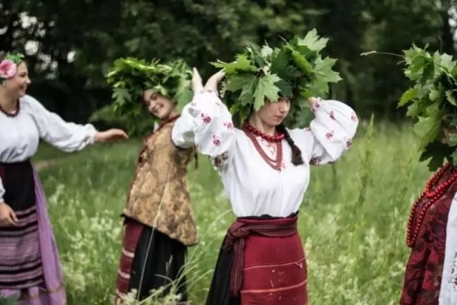 Одна з українських традицій на Зелені свята — дівчата плели вінки з берези, прикрашали їх хрестами і дарували одна одній.