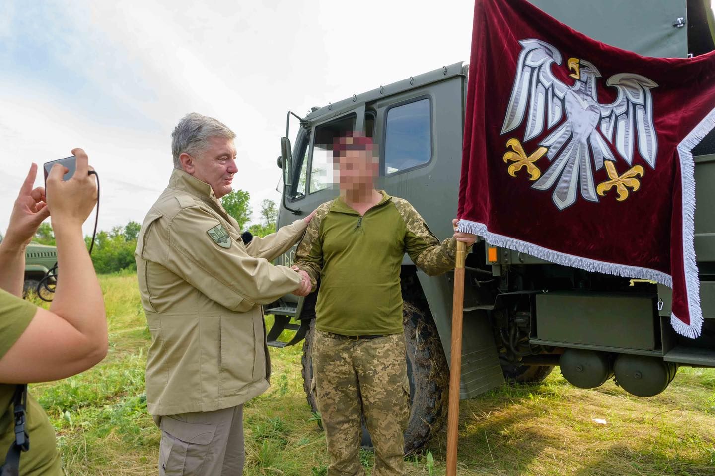 Порошенко передав прапор одній з бригад ДШВ на замовлення.