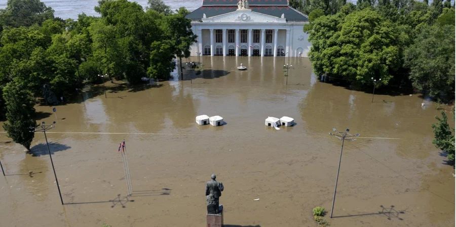 Затоплена площа перед Будинком Культури у Новій Каховці