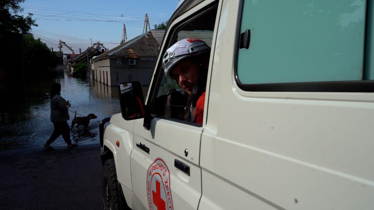 Понад 50 волонтерів УЧХ, разом із рятувальними службами продовжують евакуйовувати людей.