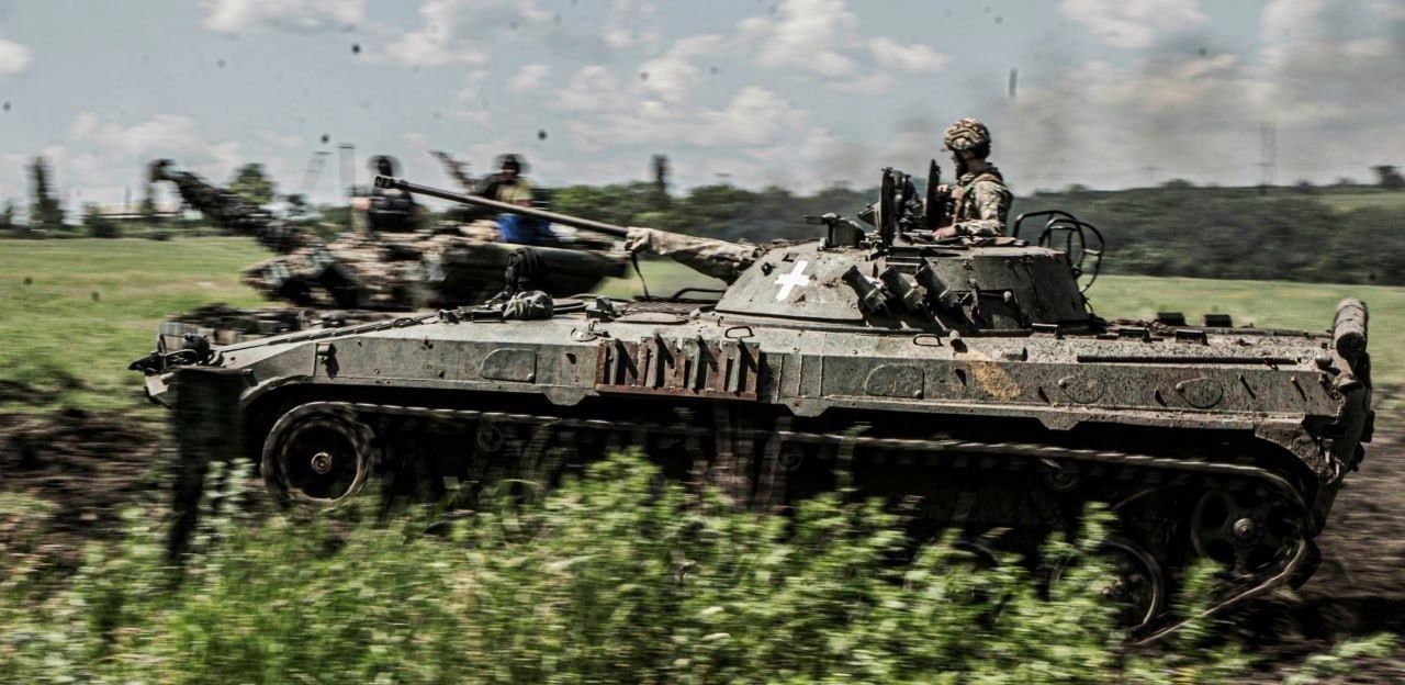 Українські військові контратакують ворога.