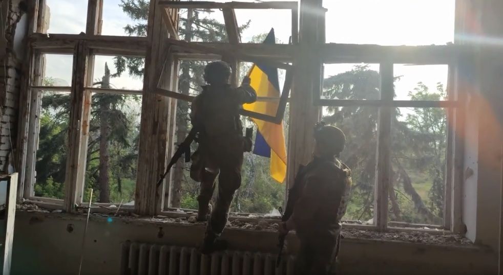Росомахи встановили прапор України на адмінбудівлі у селі Благодатне.
