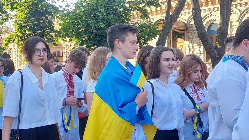 Із повітряною тривогою та без ЗНО: як цьогоріч випускаються зі школи українські діти