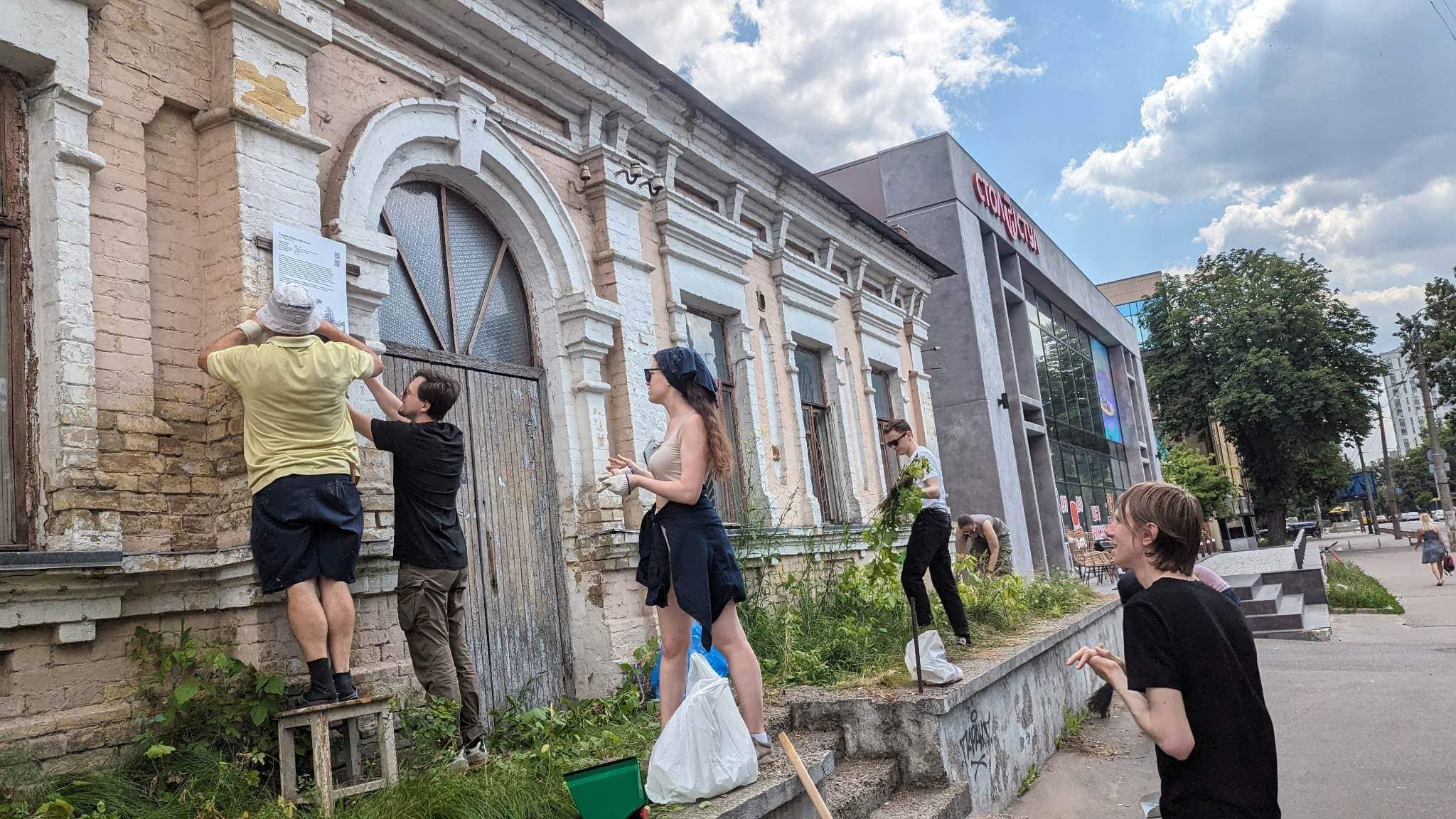 На спільній толоці в Києві чепурять історичну будівлю Баккалинського.