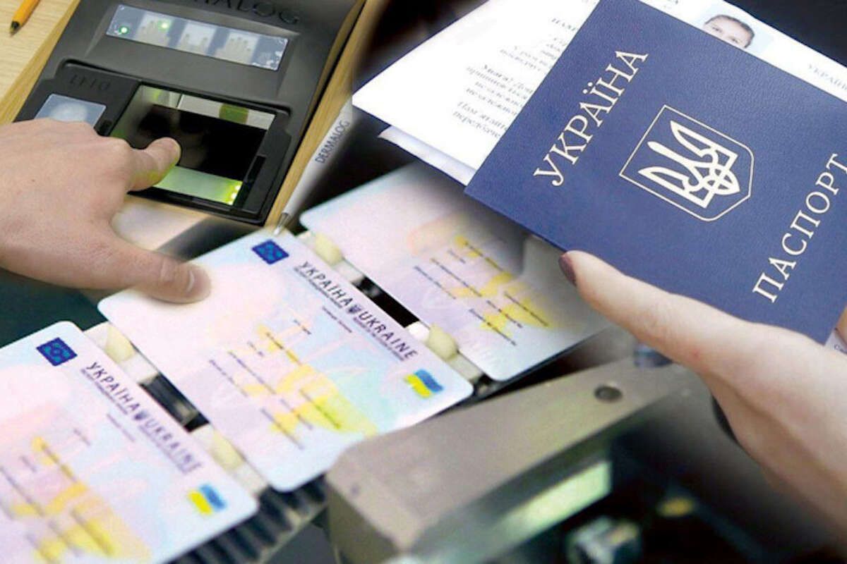 Паспорт-книжечка: вклеїти фото треба до 1 серпня
