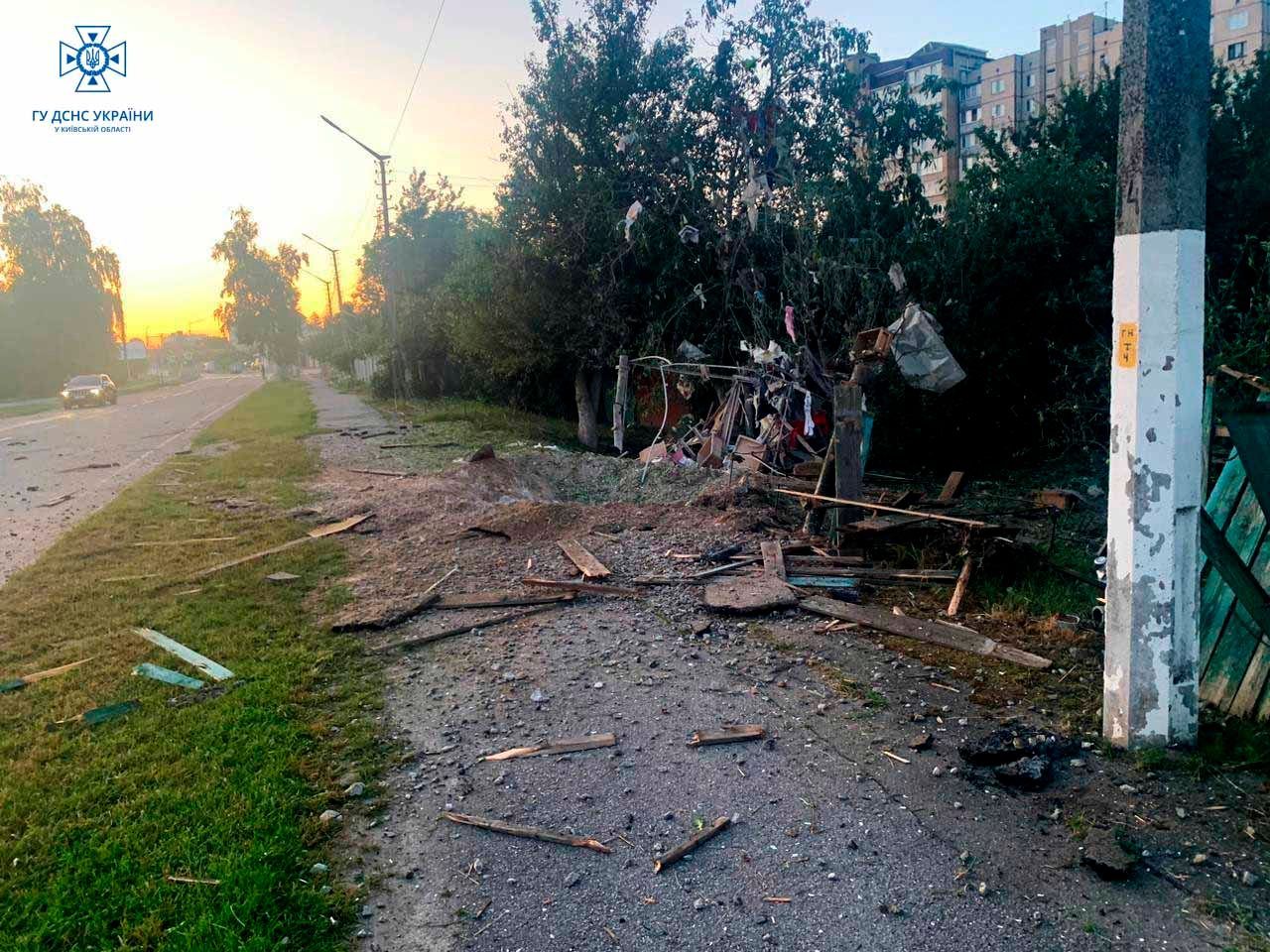 Київщину атаковано «Шахедами»: пошкоджено багатоповерхівку та 12 приватних будинків, фото