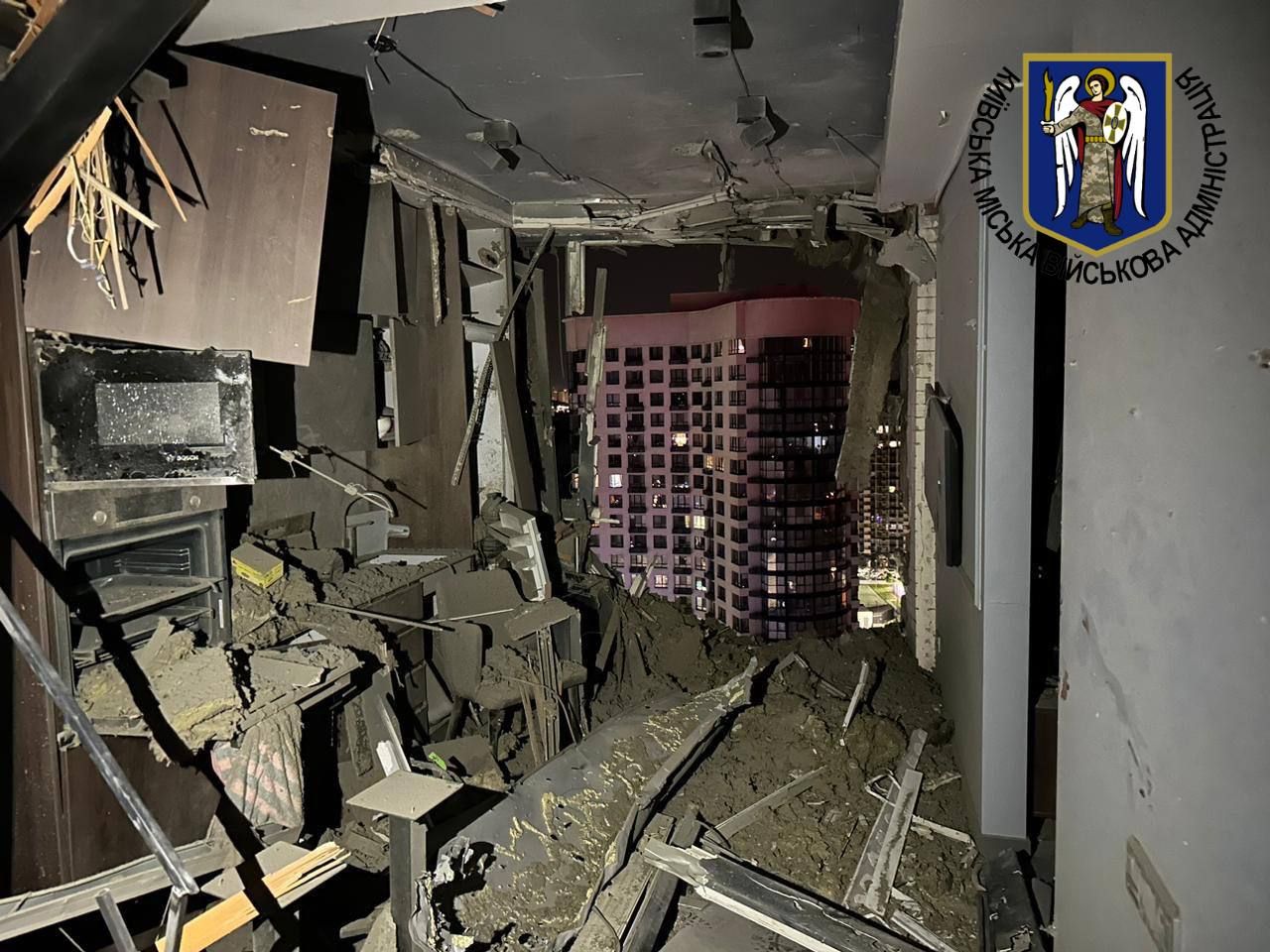 Нічна атака на Київ: уламки російських «подарунків» падали в 5 районах, є руйнування, постраждалі й загиблий