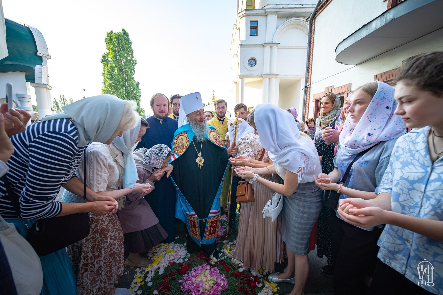 Митрополит Онуфрій посміхався у Ольгинському соборі в Києві вранці 24 липня.
