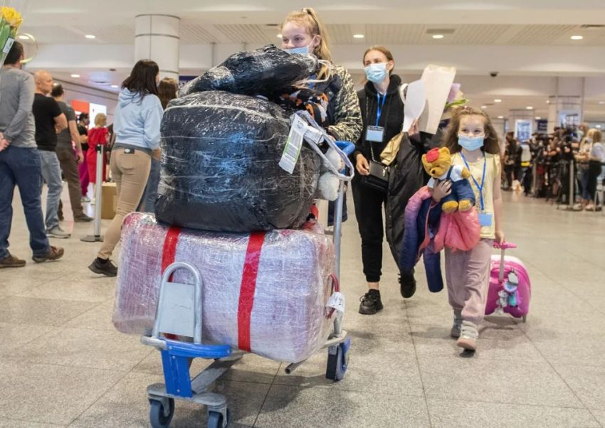 Українські біженці в аеропорту імені Трюдо в Монреалі.