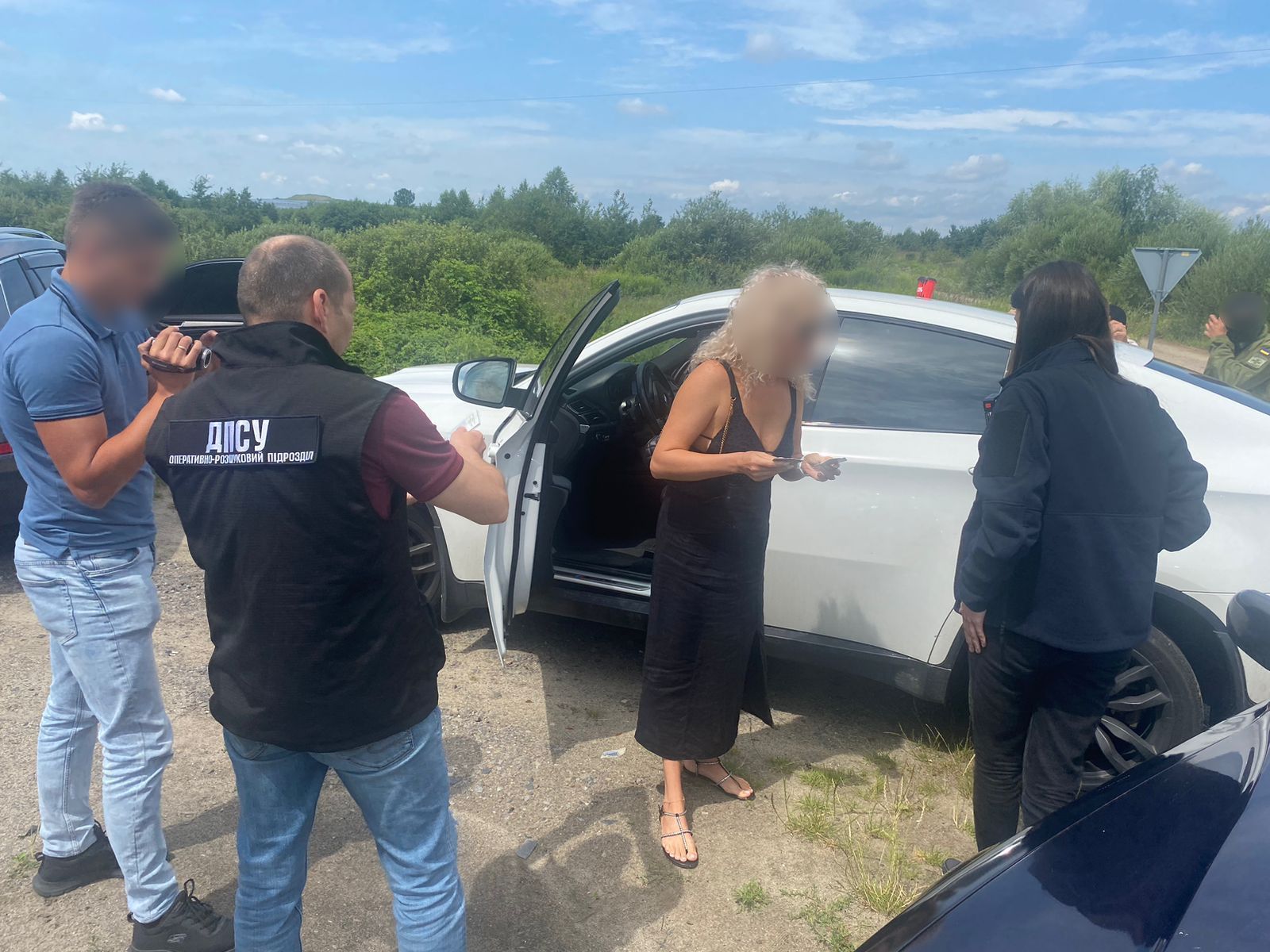 Жінку з Червонограда затримали під час доставлення чергового "клієнта" на кордоні.