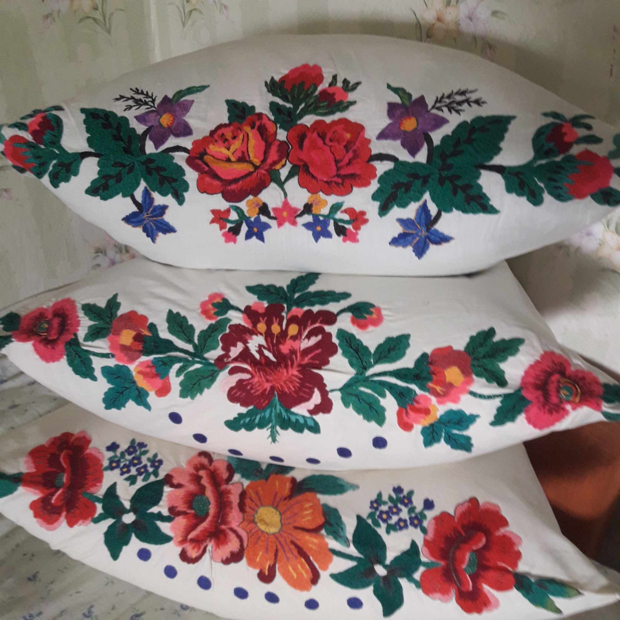 Мамині подушки: на наволочках та підузорниках українські майстрині вишивали навіть трипільську геометрію