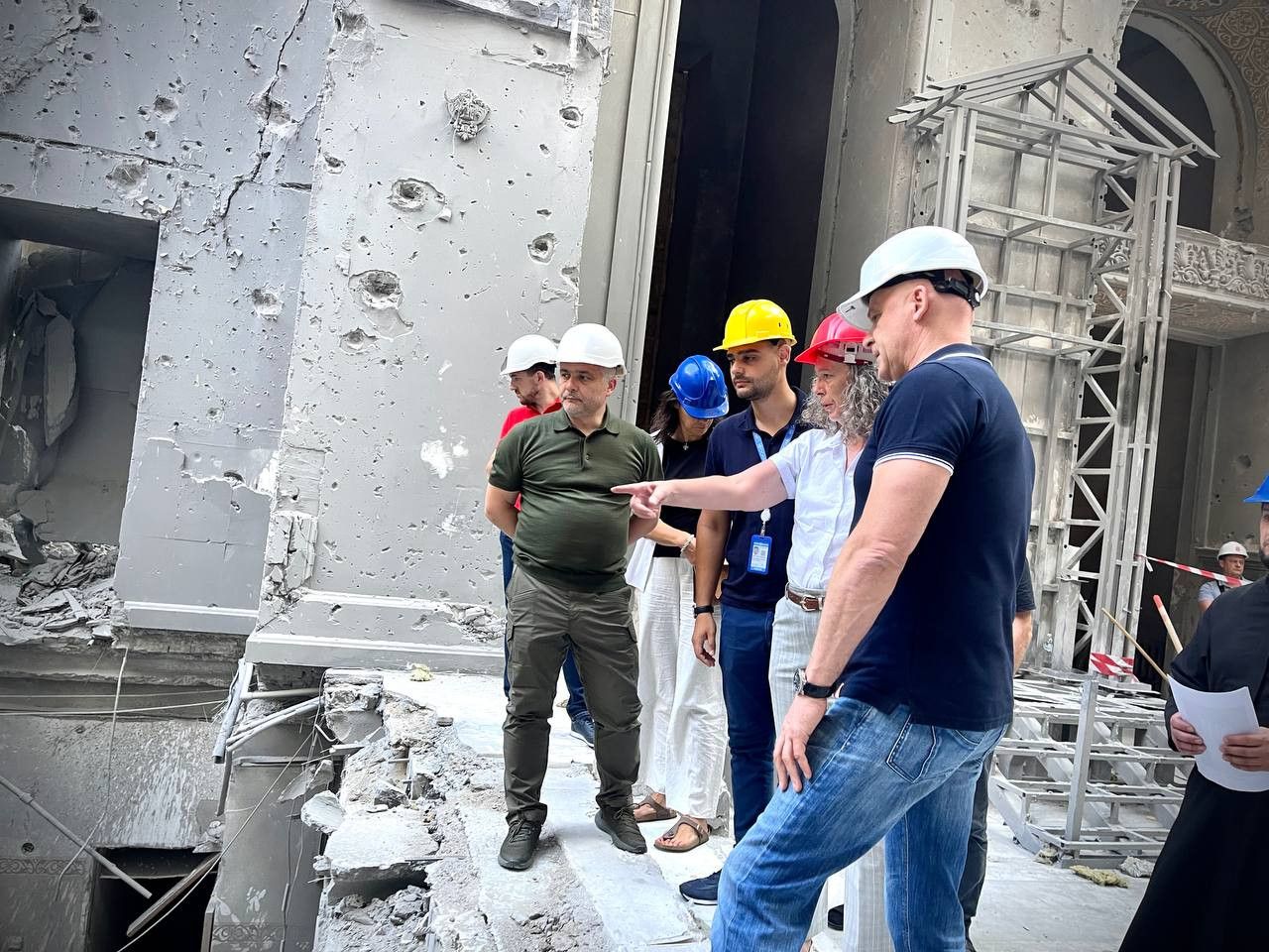 Деніз Браун оглядає пошкоджений терористами Спасо-Преображенський собор в Одесі.