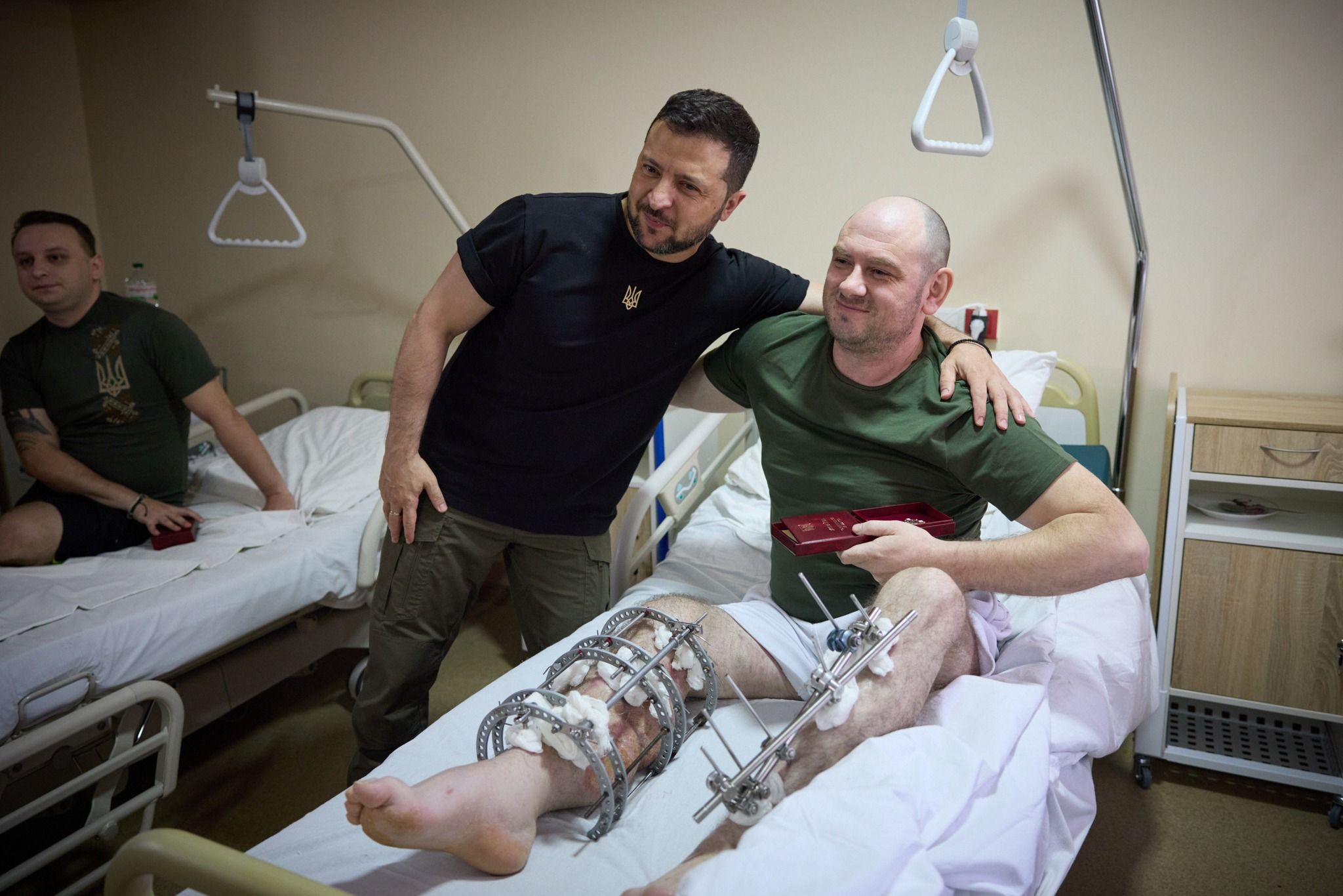Президент нагороджує бійців у лікарні Івано-Франківська.