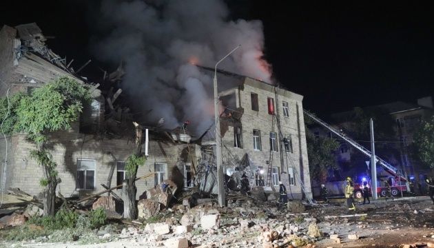 Харків атаковано російськими дронами: знесено 2 поверхи гуртожитка