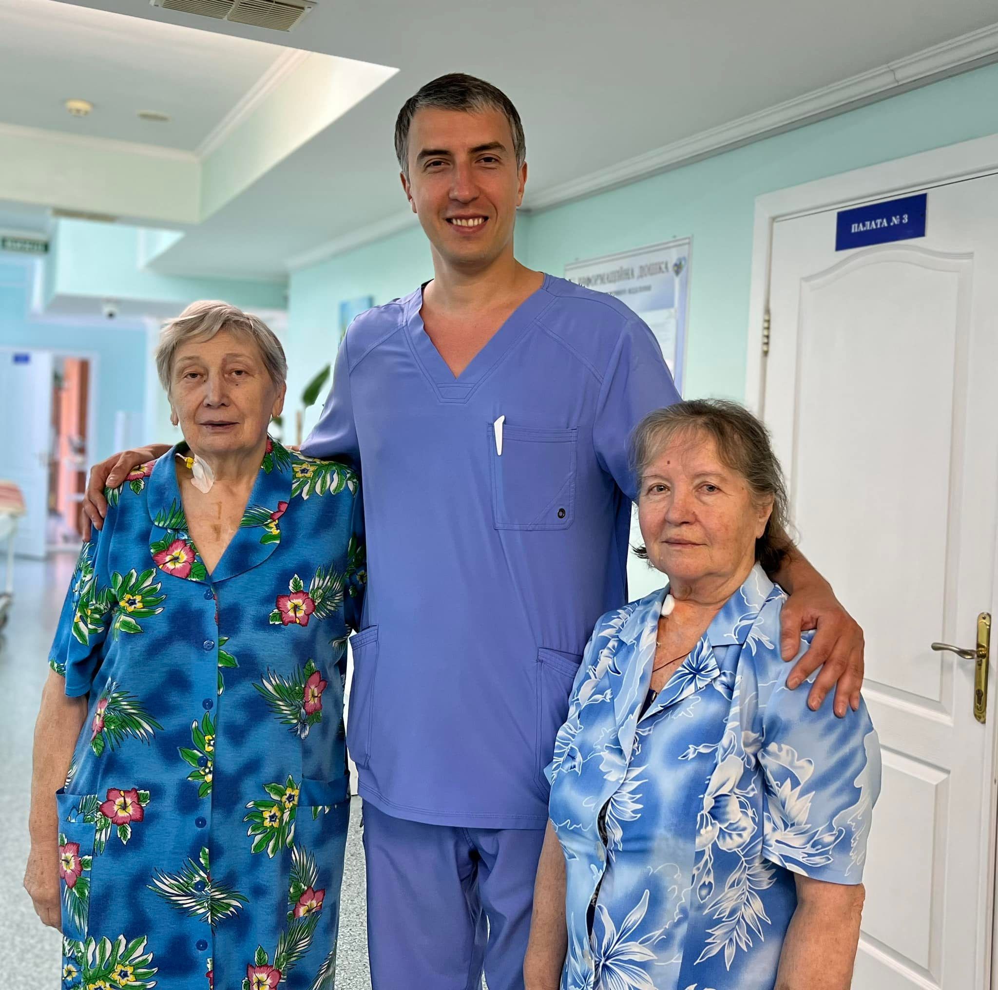 Завідувач відділення серцево-судинної хірургії Олег Журба та врятовані пацієнтки.