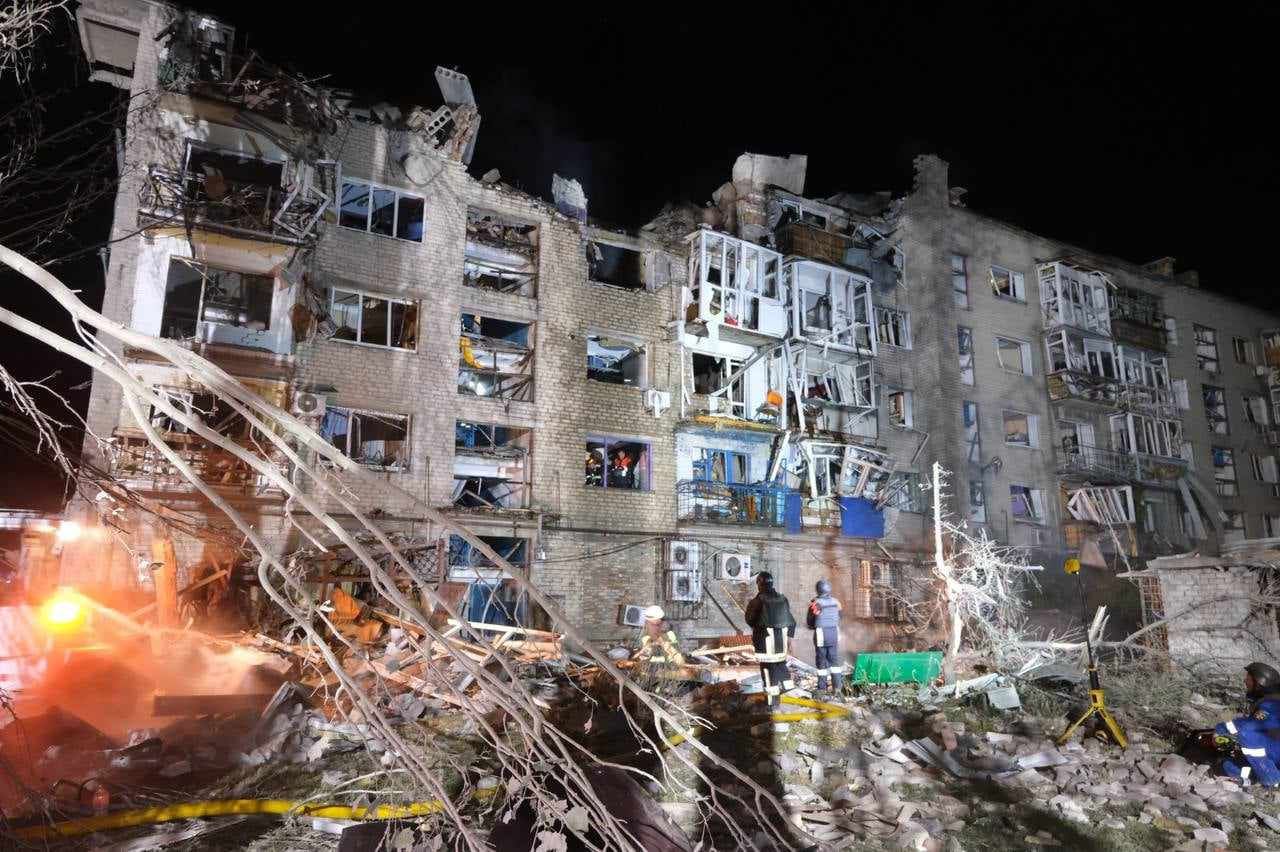 Знищена росіянами п"ятиповерхівка внаслідок ракетного удару поп Покровську.