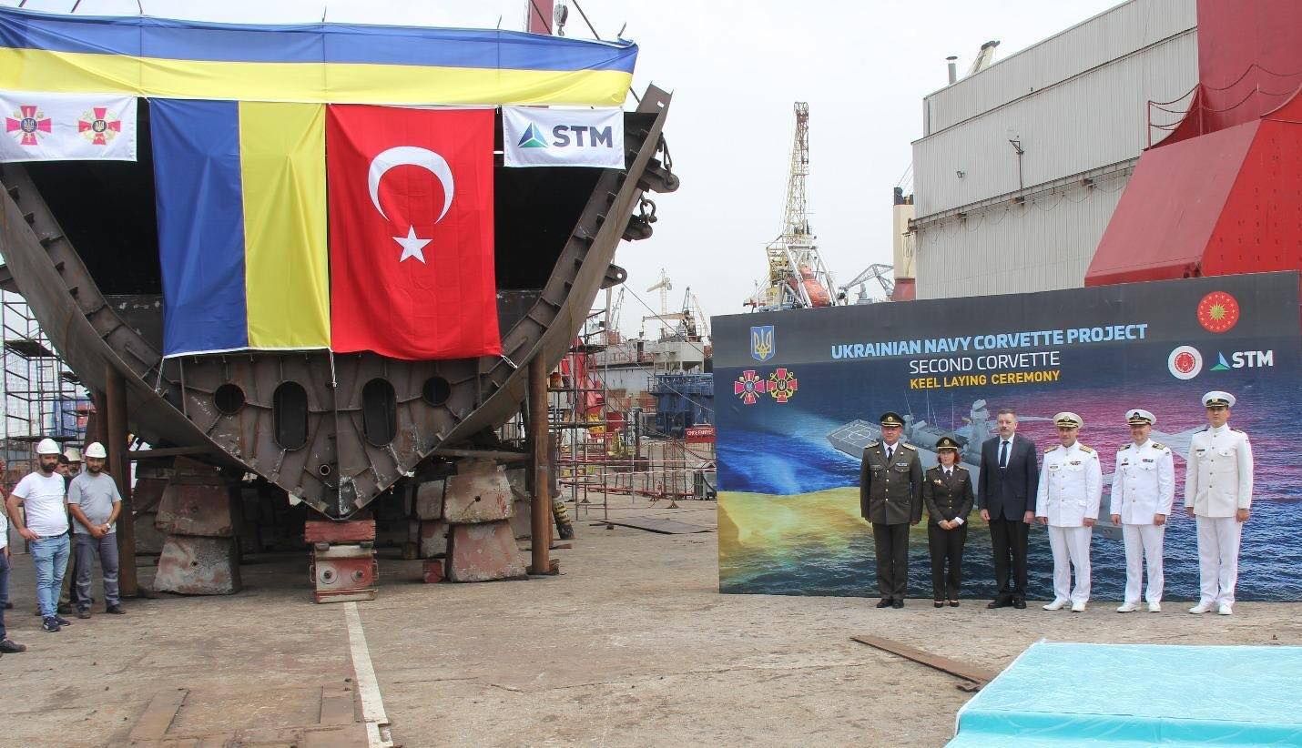 Під час церемонії: урочистості з нагоди закладки кіля корабля типу "ADA" проходили на одному з суднобудівних підприємств у місті Стамбул. (Туреччина збудує другий корвет для потреб ВМС України).