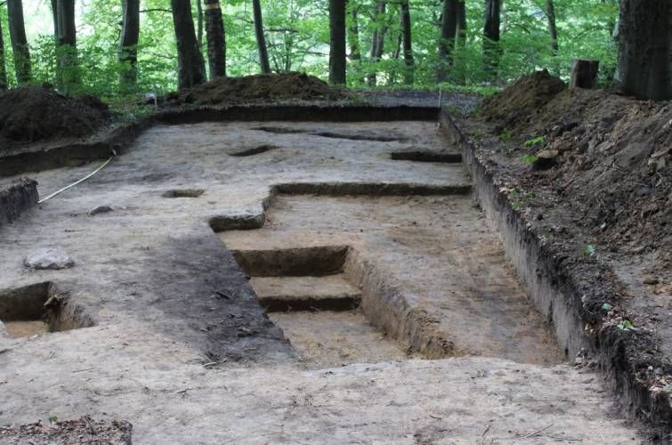 Археологи знайшли залишки культової споруди з господарськими ямами