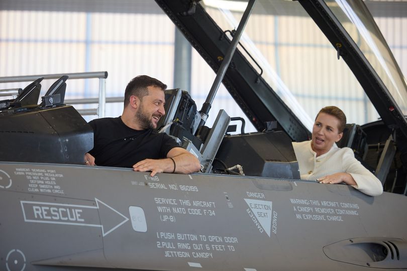 Зеленський та Фредеріксен у кабіні F-16.