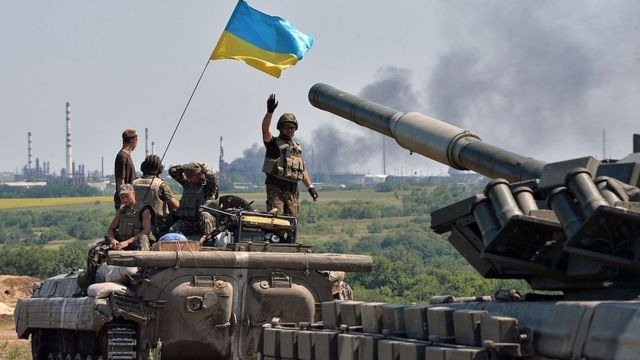 Повільно, але впевнено українські бійці відкидають ворога з окупованих територій.