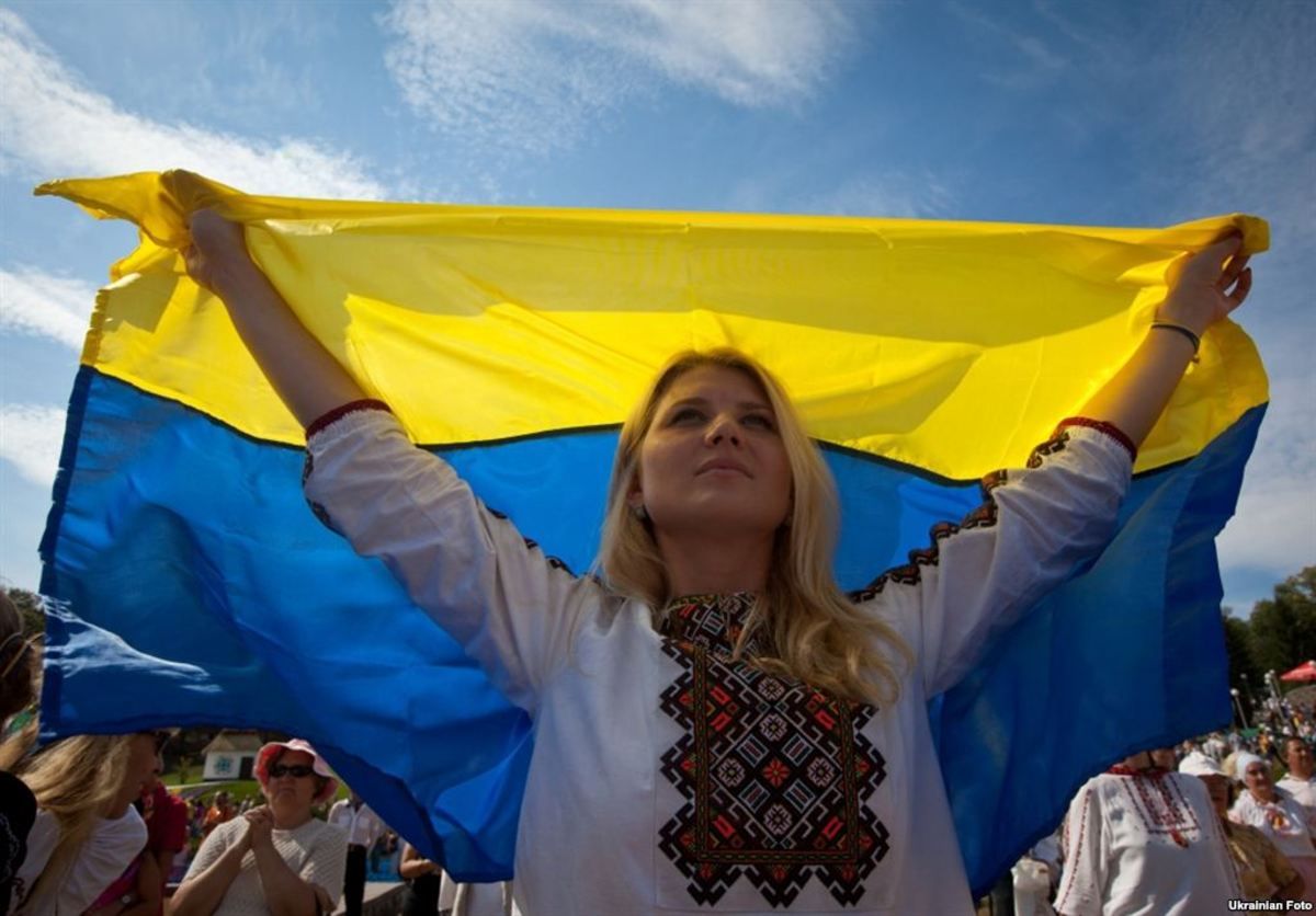 Український державний прапор повинен бути жовто-блакитним.
