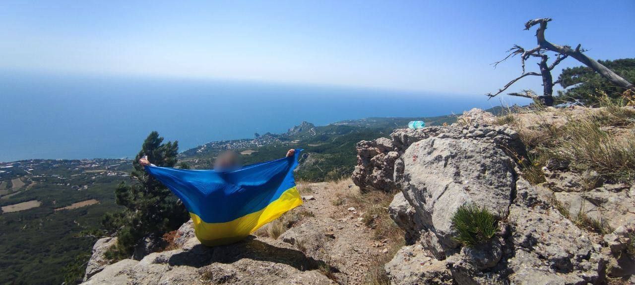 У Криму партизани підняли прапор України на горі Шаан-Кая
