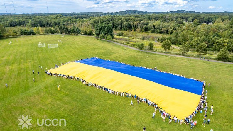 Найбільший український прапор розгорнули у США - Цей прапор був пошитий в Україні і подолав довгу дорогу до Америки, а для його розгортання 24 серпня пришли понад 500 людей.