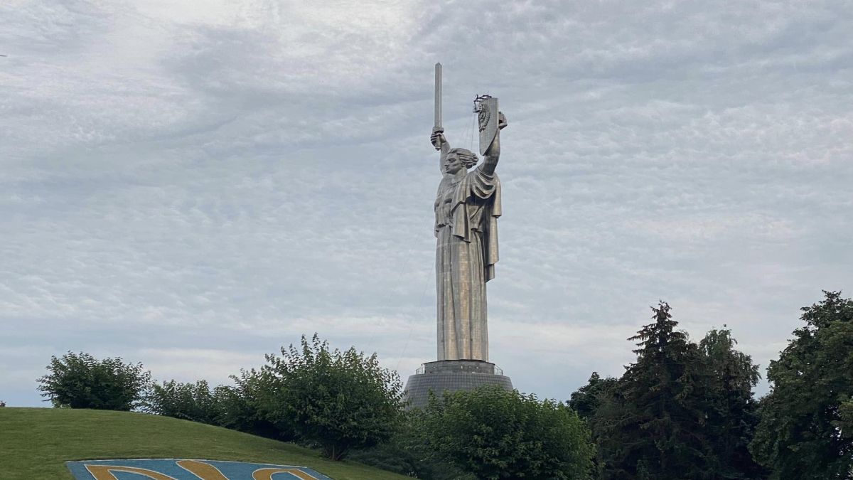 Офіційного рішення про перейменування київського монумента Батьківщина-мати на Україна-мати поки що немає.