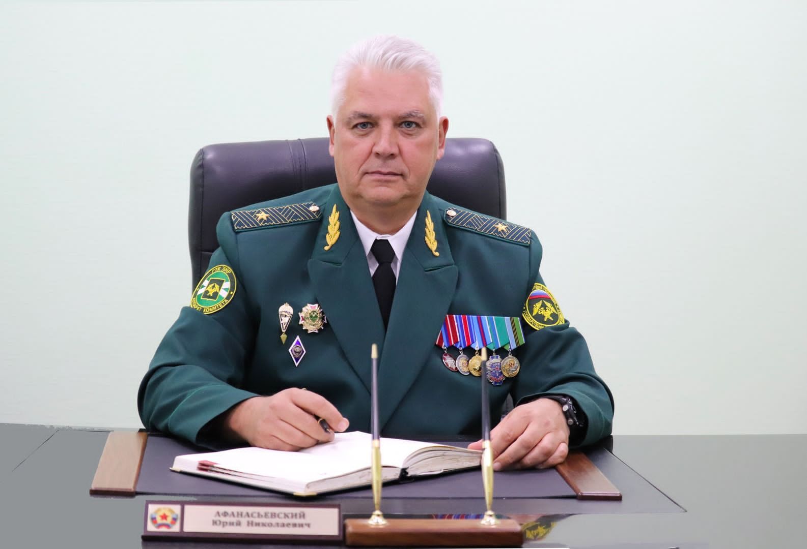 Раніше зрадник Юрій Афанасьєвський був суддею Краснодонського міськрайонного суду Луганської області.