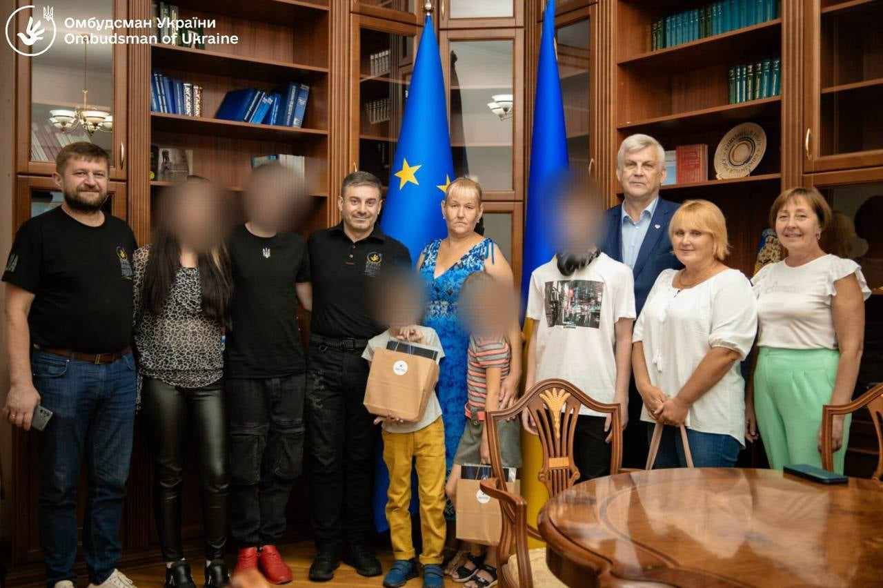 Україна повернула додому 9 дітей, фото