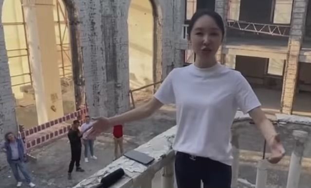 Китайська співачка Фан Ван виконала «Катюшу» у зруйнованому театрі у Маріуполі, відео
