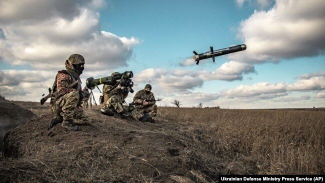 Зе-вершники апокаліпсису: чому влада не вимагає ленд-лізу і підтримує скорочення військової допомоги Україні