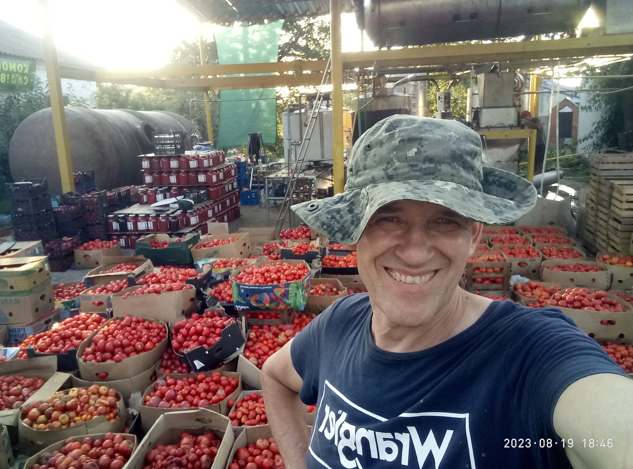 Полюбляють діти сік томатний пити: садове товариство  з Полтавщини переробляє щедрий урожай