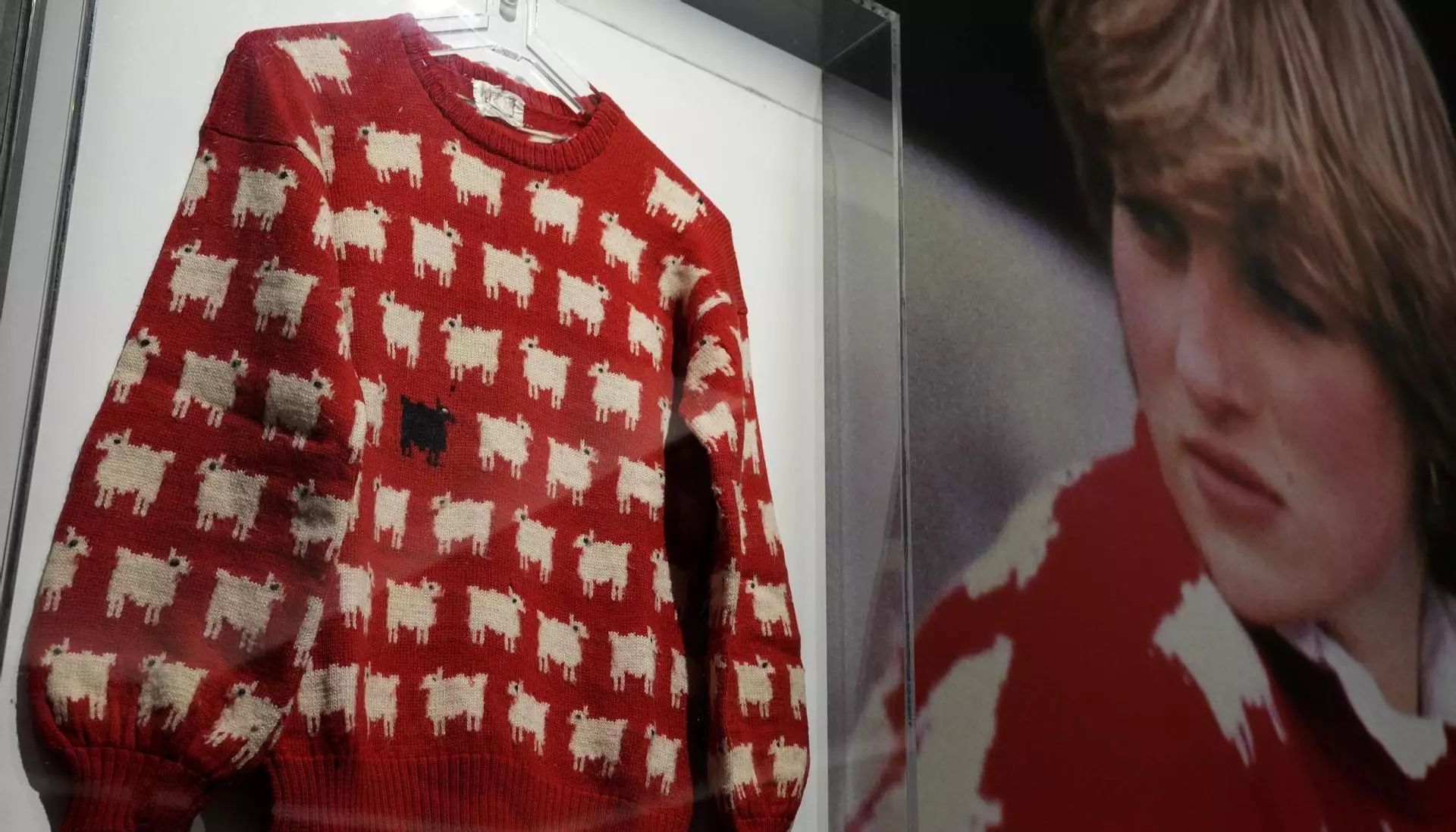Легендарний червоний светр принцеси Діани з вівцями.