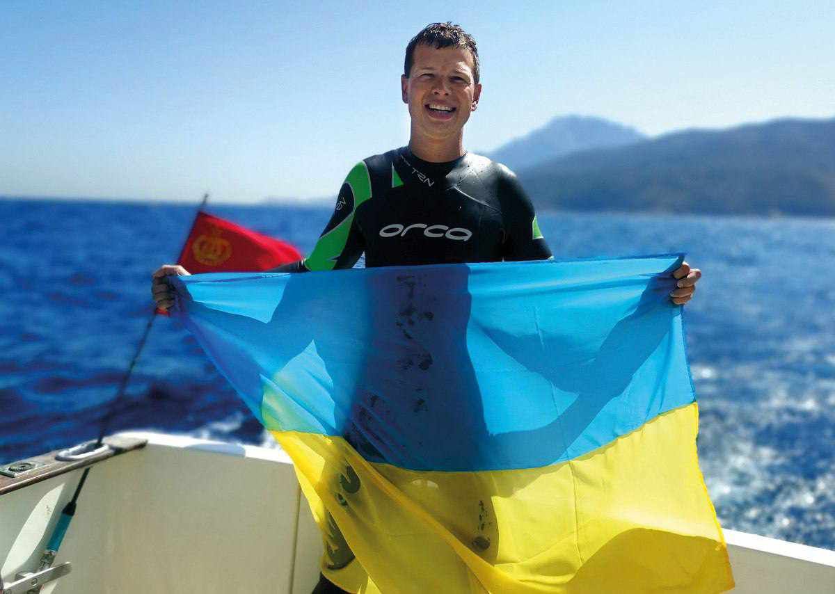 Українець Олексій Теряхін пропливе 25 км  для збору на броньовану швидку для ЗСУ