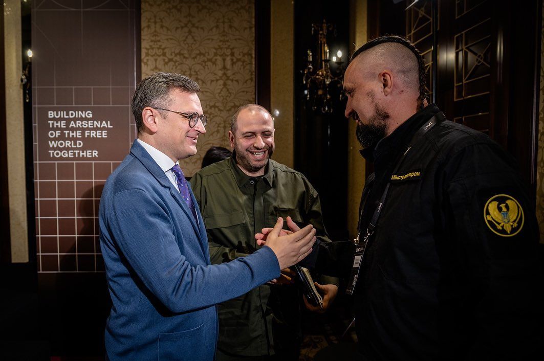 Дмитро Кулеба разом з колегами на Форумі оборонних індустрій.