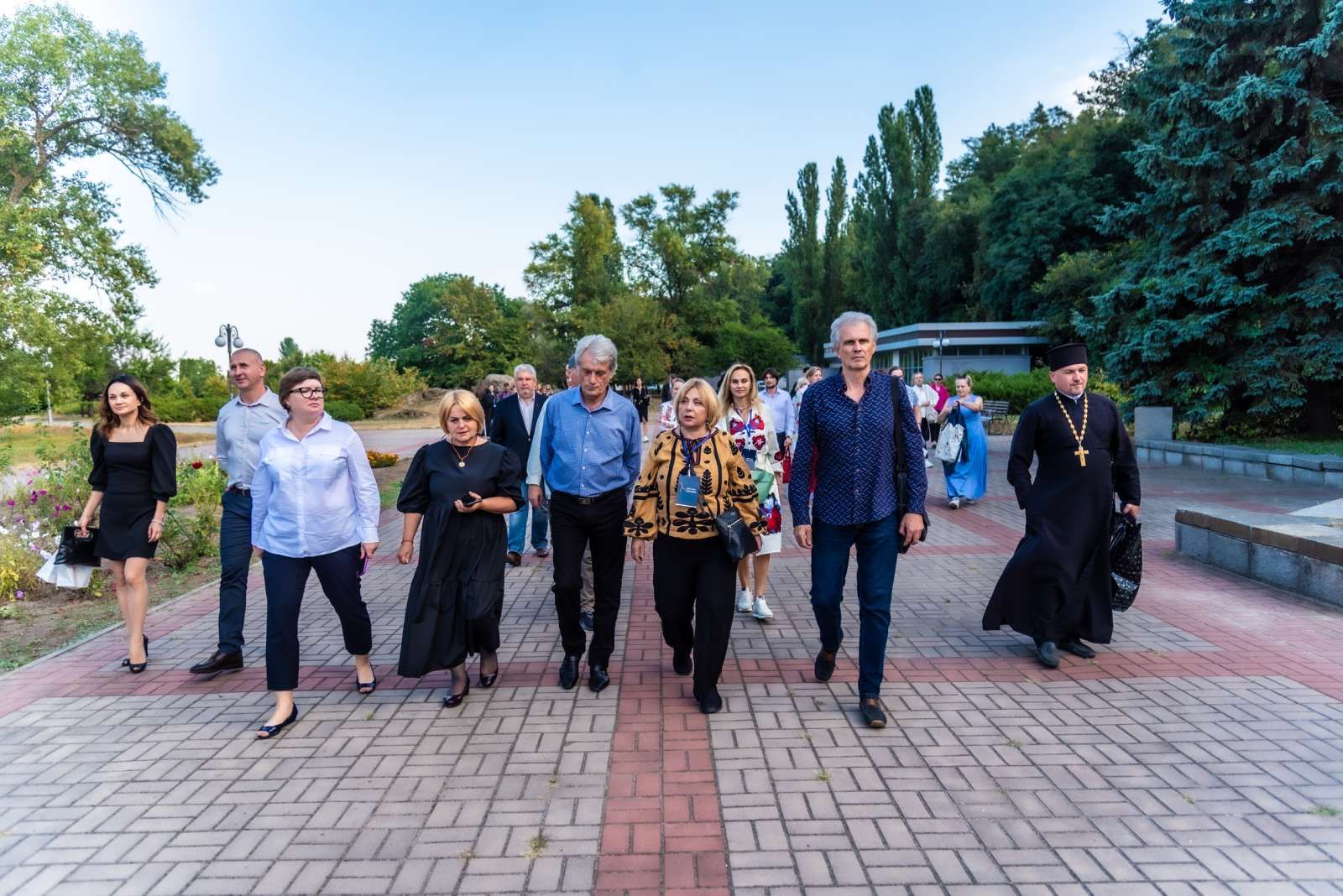 Учасники Світового конгресу українців разом з президентським подружжям  Ющенків прямують до Кобзаря.