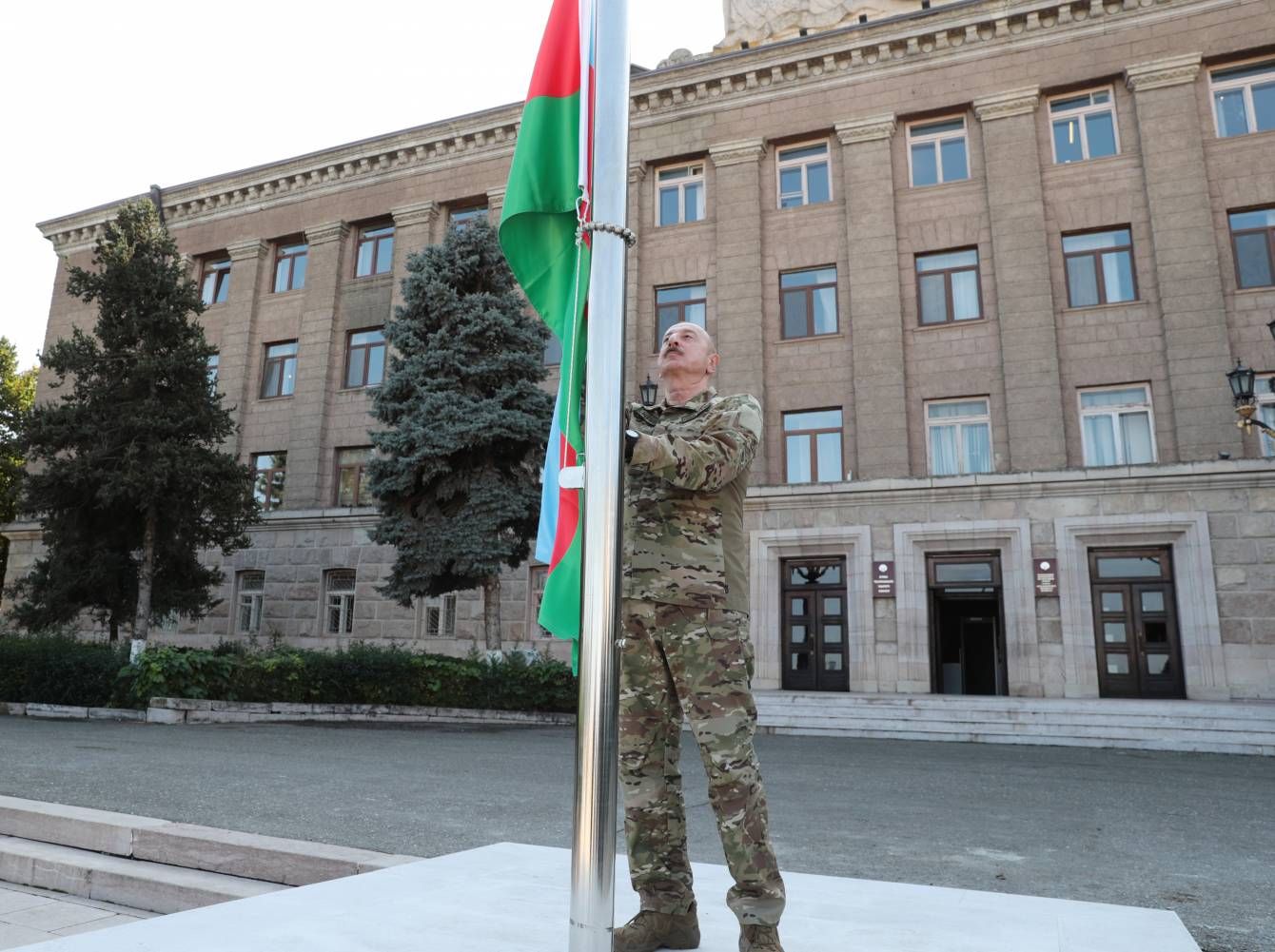 Ільхам Алієв підняв прапор Азербайджану в містіХанкенді (Степанакерті).