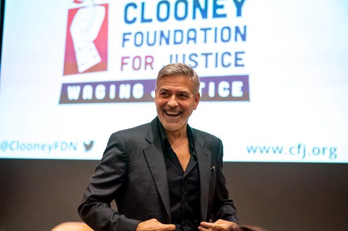 Джордж Клуні підтримує українців у їхній боротьбі з рашизмом.