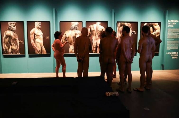 Нудисти теж люди: у музеї Барселони провели незвичайну екскурсію