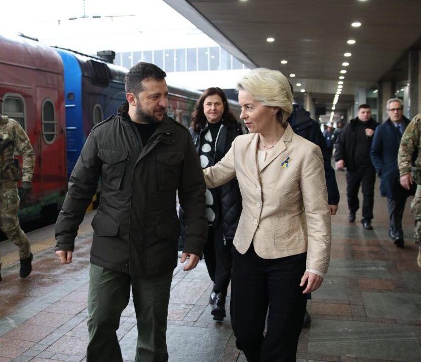 На пероні Центрального залізничного вокзалу поважну гостю особисто зустрів президент Зеленський.