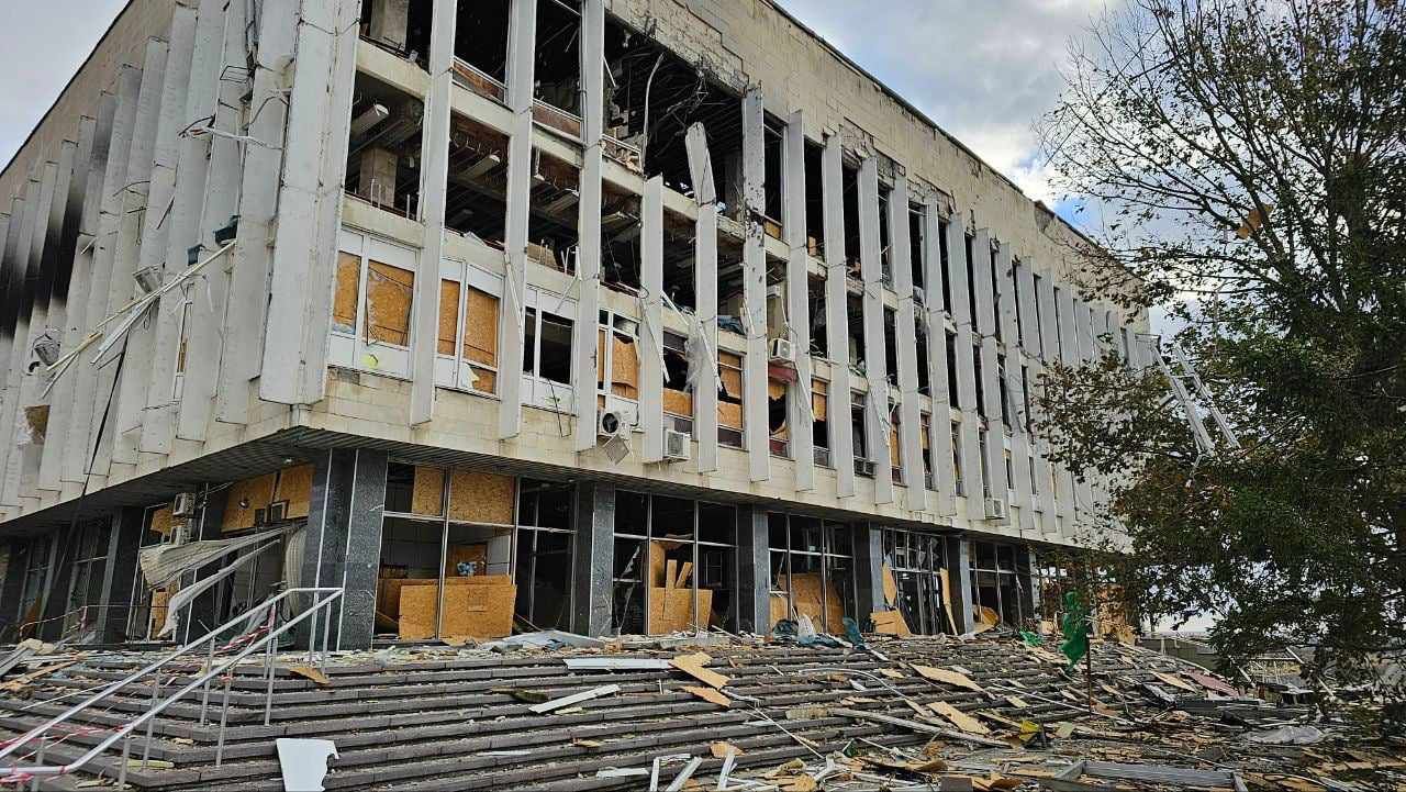 Одне з влучань у Херсоні – по обласній бібліотеці імені Гончара. У будівлі – суттєві руйнування.