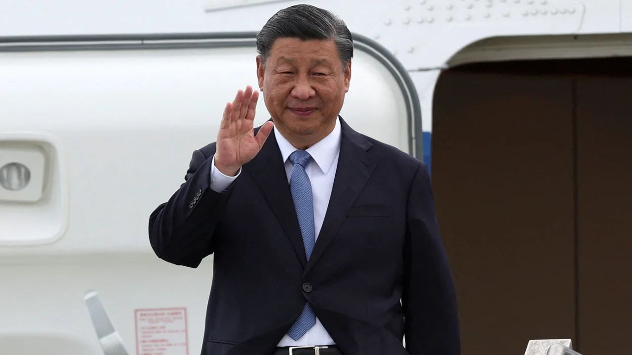 Лідер Китаю Сі Цзіньпін махає рукою, коли прибуває до міжнародного аеропорту Сан-Франциско 14 листопада 2023 року.