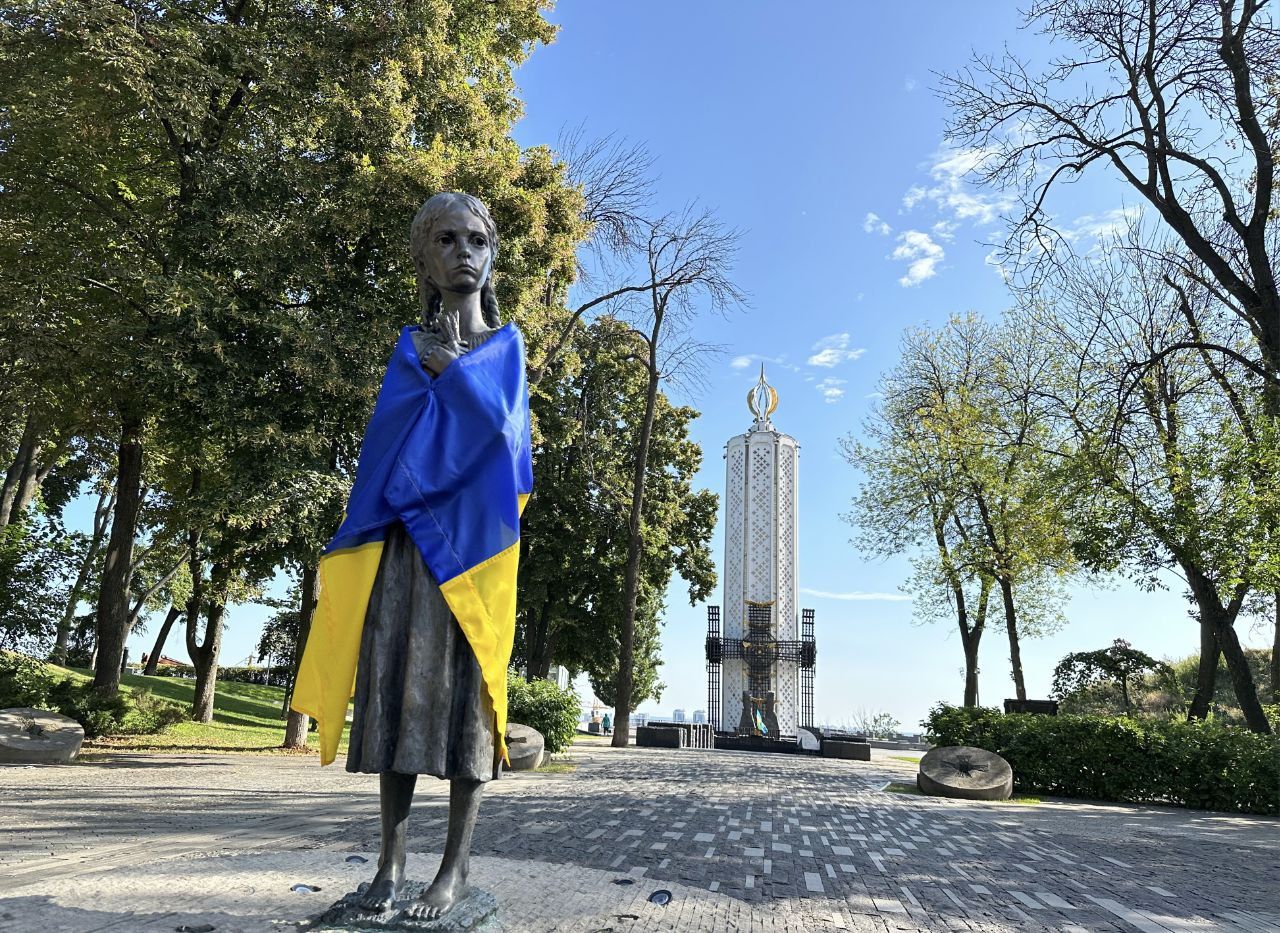Скульптура «Гірка пам’ять дитинства» митця Петра Дроздовського є одним з найбільш упізнаваних символів Голодомору-геноциду.