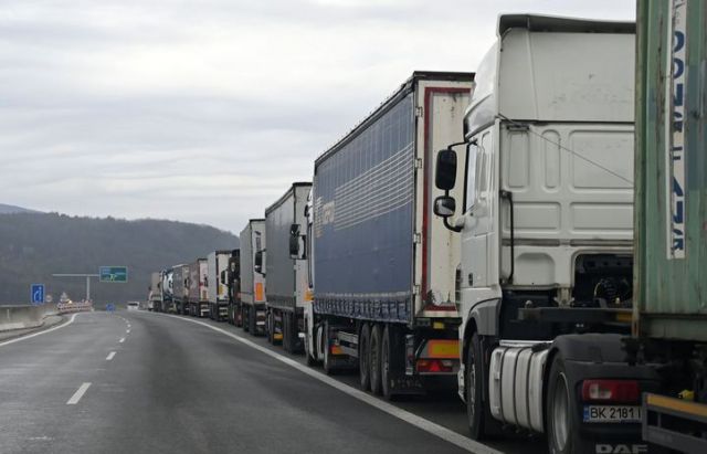 Польська блокада призвела до колосальної черги вантажівок на україно-словацькому кордоні