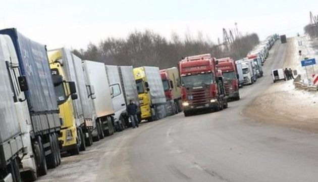 В пунктах пропуску Краківець, Ягодин та Рава-Руська скупчилися майже 3 тисячі вантажівок