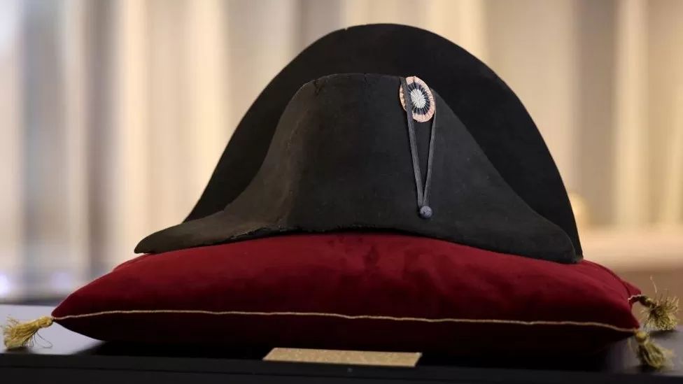Один із фірмових широких чорних капелюхів, які Наполеон носив на аукціоні Osenat's у Фонтенбло, на південь від Парижа, у п’ятницю, 17 листопада 2023 р.