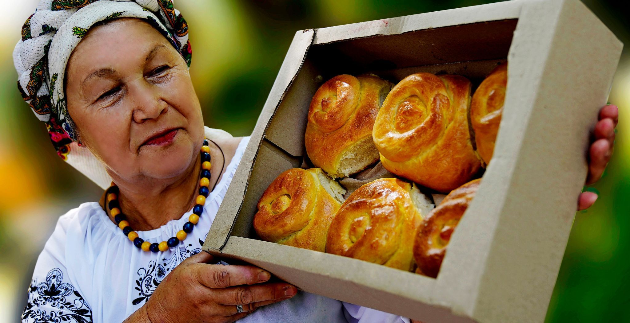 Галина Кравченко відправляє печені вироби з тіста на фронт іще гарячими.